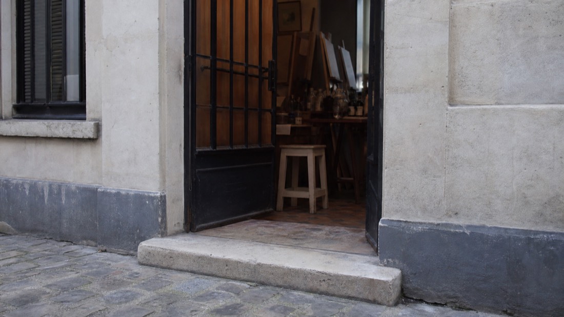Quiet Paris atelier doorway with a step at the entrance on a narrow 16th arrondissement street